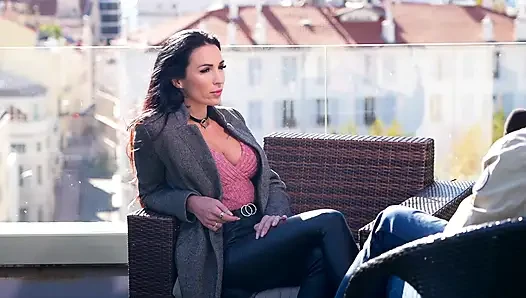 Brünette MILF vögelt Nachbarn