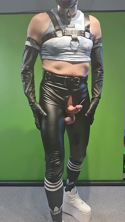 Roupa rave, sapatos da torre buffalo, arreios, leggings, luvas de látex e máscara. Inserindo plug anal usando precum
