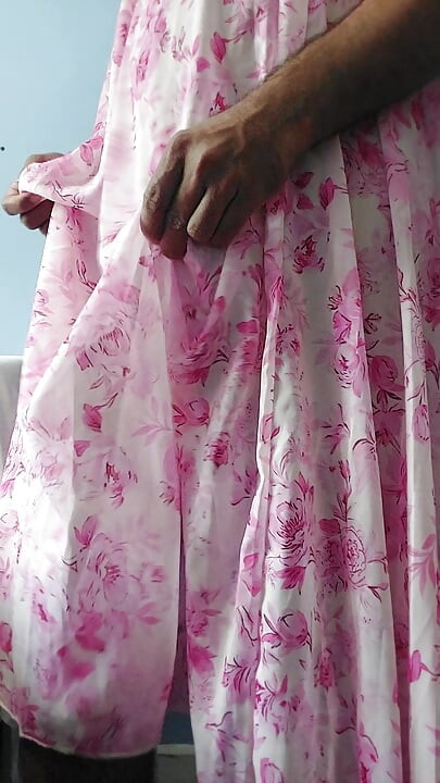 Je me branle en portant une jupe en mousseline de soie transparente fleurie à volants