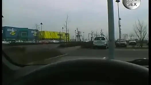 Пухлая милфа-шлюха удовлетворяет ее киску в машине