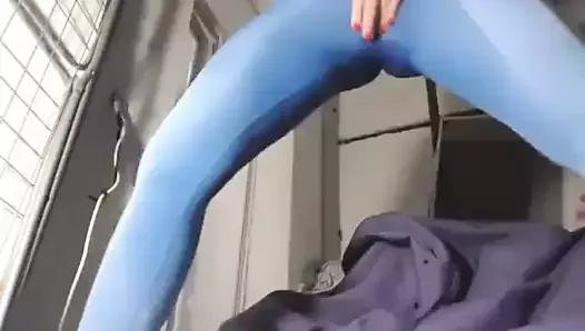 Femme squirteuse en pantalon. super orgasme