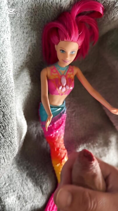 Svršavanje na Barbie Sirena lutku