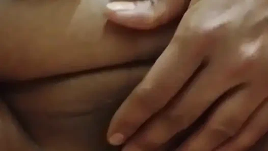 Tetangga melihat Komal mengobelnya, meraih tanahnya dan menariknya ke bawah, lalu kencing di atasnya