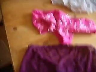 Collection de sperme sur une culotte en lingerie pour petite amie au téléphone