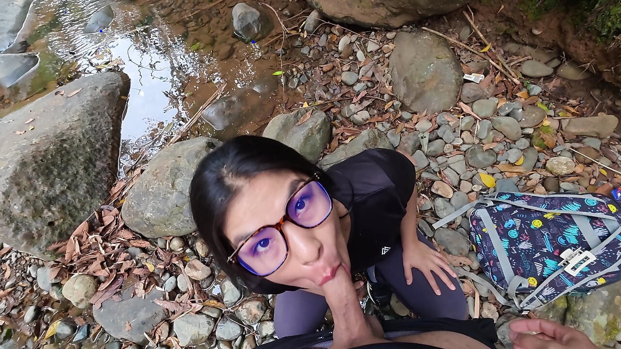 TEIL EINS Ficken im Fluss... SEX IN DER ÖFFENTLICHKEIT Ein Wahnsinn lässt ihr Gesicht mit Sperma gefüllt werden