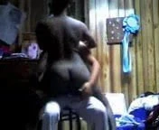 Afrikanische Frau tanzt für ihren Mann