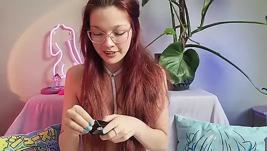 E-kız seks oyuncağı! Sevimli oyuncak kutu açıyor