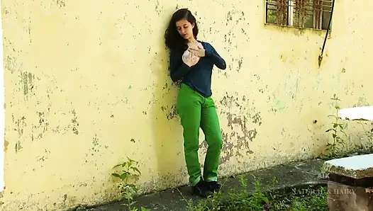 Экзотическая Mia раздевается догола на улице: большие сиськи, волосатая мохнатая киска, трение клитора и трах пальцами