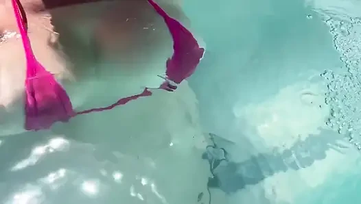 Artemisia love, ihre perfekten titten in einem Mikro-bikini unter Wasser zu zeigen