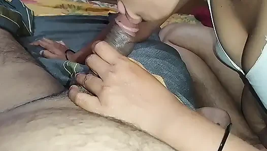 Hintli hemşire kocasının penisini emiyor