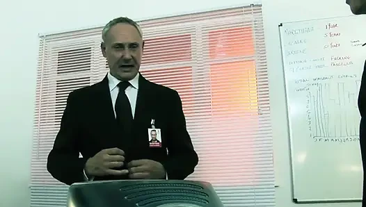 Büyük memeli esmer iki polis memuru tarafından sikiliyor