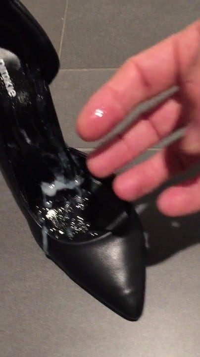 spread out cum inside her pinkie heels