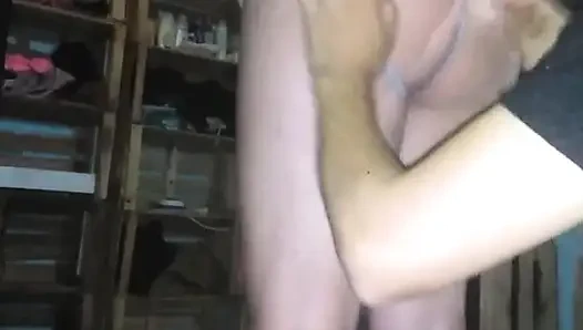 Bana dokunuyor ve kuyruğumu yalıyor