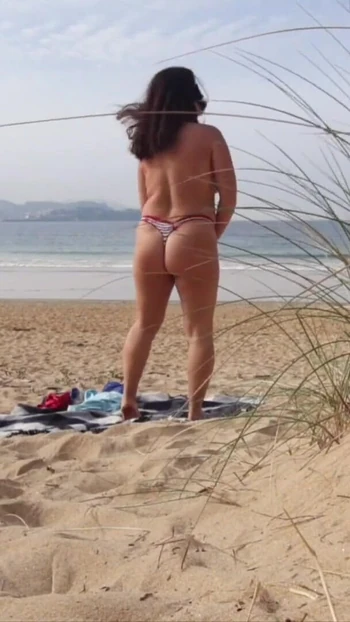 Unforgettable moment from "I filmed a curvy changing clothes and doing Exercises on the Beach"