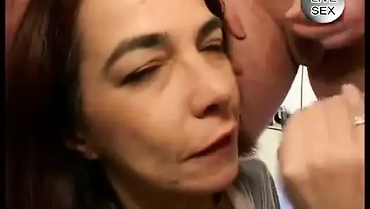 Sürtük olgun esmer grup sekste birden fazla yarakla ağzına boşalıyor