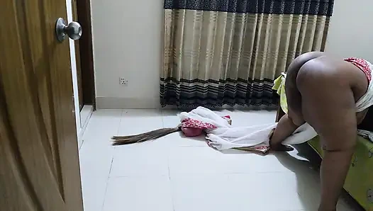 45 yaşındaki güzel hizmetçi evi süpürürken üvey oğlu tarafından sikiliyor - hizmetçi sikişmeyi seviyor