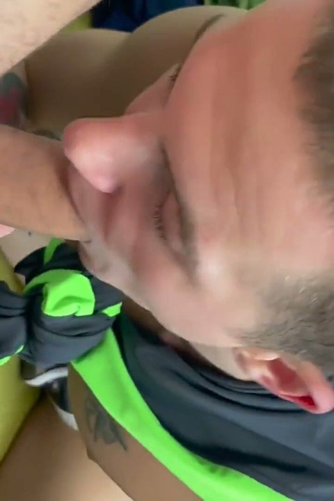 2 生意気なファックファグのジューシーなお尻