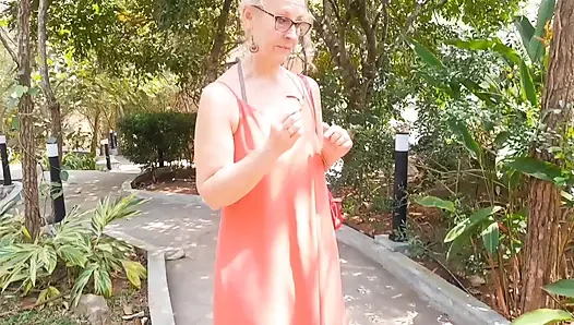 Reife Blonde Ehefrau Genießt Sex Halb Nackt