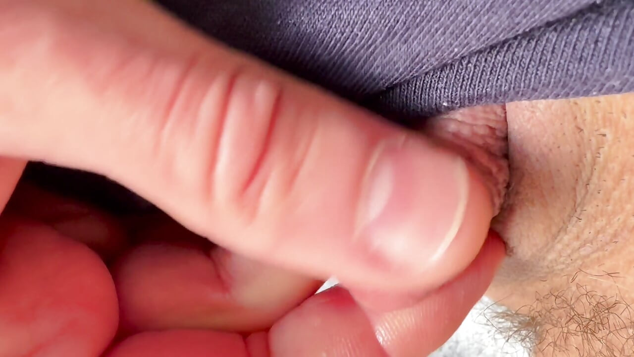 Trans adam paketleyicisini bir kenara koyuyor ve trans yarağına mastürbasyon yapıyor