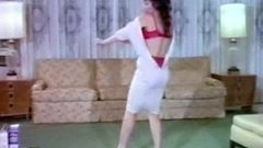 Femme au foyer, strip-teaseuses - des mignonnes vintage des années 60 dansent et strip-tease