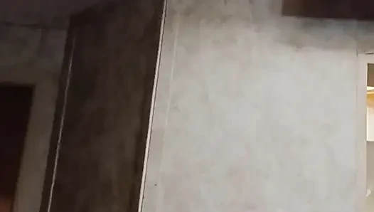 Ayak tutkunları duvarda çıplak ayakla oynuyorum
