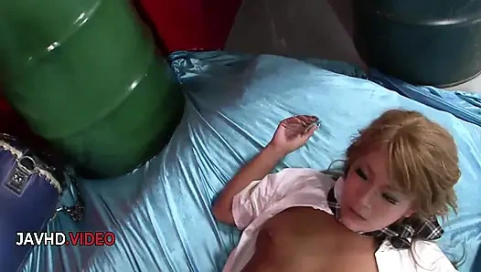 Sarışın rina umemiya aynı anda iki adam tarafından iki kişi tarafından iki kat tatmin ediliyor