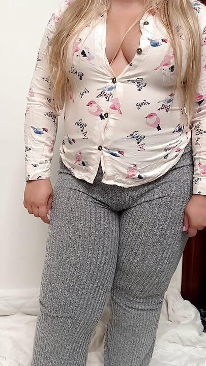Minha madrasta milf limpando e balançando sua linda bunda de calça de yoga