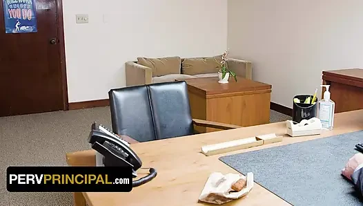 Sapık müdür - siyah üvey anne Naomi Foxxx beyaz yarağa fışkırtıyor