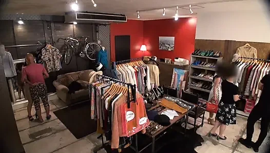 Что-то искрится каждый раз, когда их глаза встречаются внутри тихого магазина моды