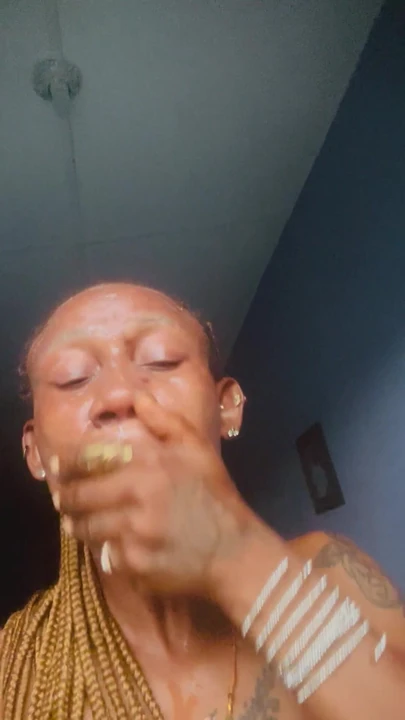 射在我的脸上