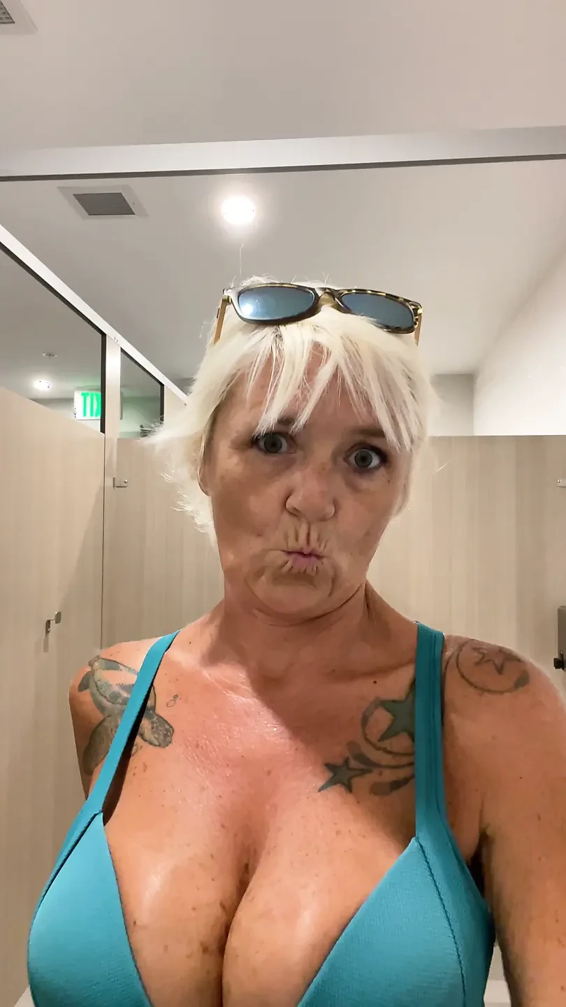 我不得不撒尿，但首先开始玩弄我紧致的小屄