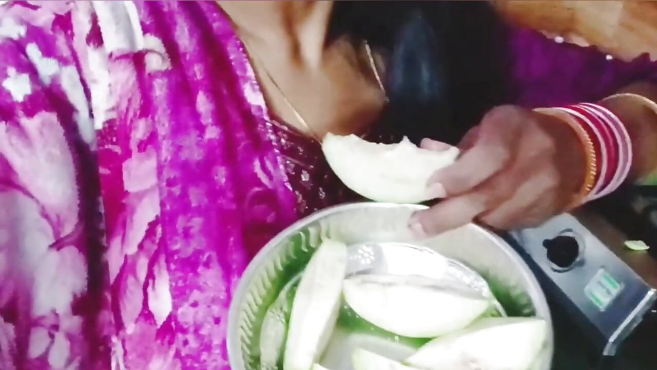 Apne he stepsister ki friend ko virgin pussy fuck kiya or pussy ros nikal kar jiv se chata,gud ki ros pilaya.. aApne he stepsist