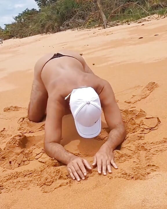 Ladysilva кроссдрессер очень шлюховатый на пляже в трусиках Какая горячая задница