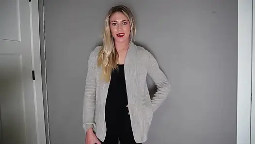 Stiefmutter lutscht den schwanz ihres stiefsohns an einem gloryhole, teil zwei