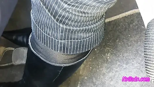Erkek delisi yüksek topuklu çizmeler ve siyah bale daireleri içinde bravo'sunu sürüyor ve canlandırıyor