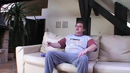 Старик обожает трахать ее грязную молодую сучку!