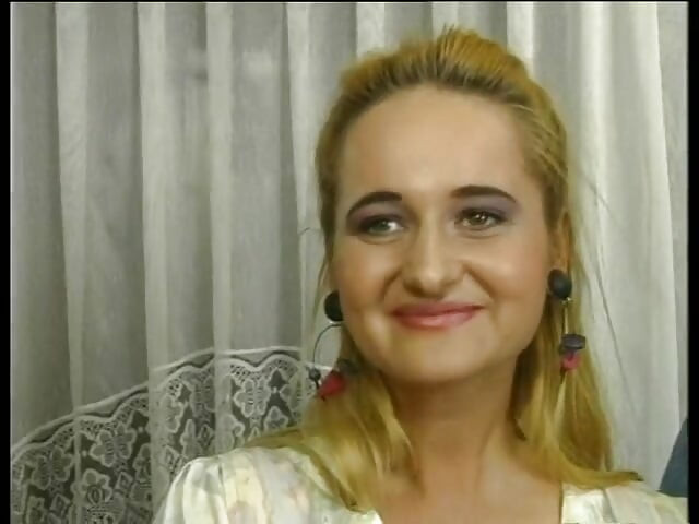 شقراء تريد أن تعيش تجربتها الجنسية الأولى أمام الكاميرا