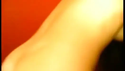 Две красивые брюнетки встречаются в клубе, чтобы потрахаться