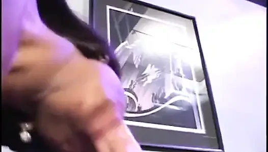 Si cantik kulit hitam menggosok klitoris pasangannya saat dia menunggangi kontol pria di sofa sana