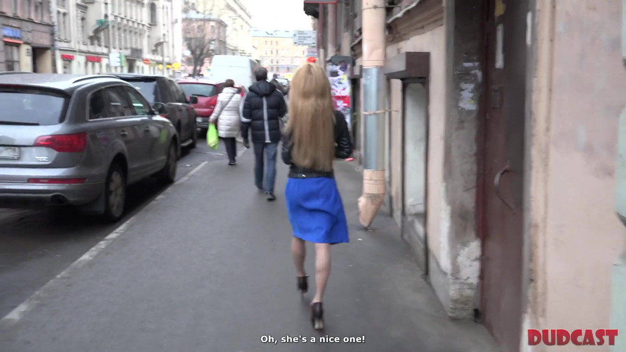 脆弱的美女在他的工作室与经纪人发生性关系后被中出