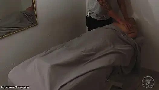 Geile blonde hausfrau bekommt eine echte massage