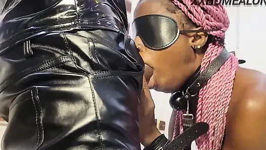 Покорной Миниатюрной Юной Доминируют В Бондаже С Большим Толстым Хуем