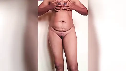 Ammu beyaz havluyu çıkar ve büyük göğüslerini ve amcığını gösteriyor