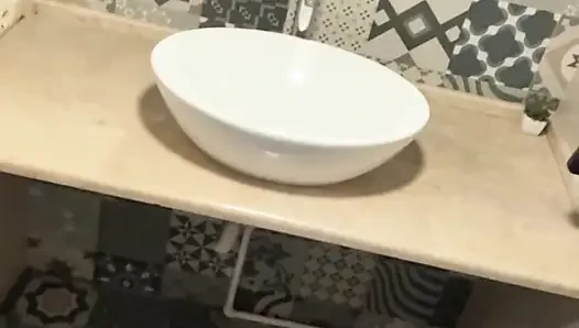 Harika götlü beyaz kız umumi banyoda mastürbasyon yapıyor