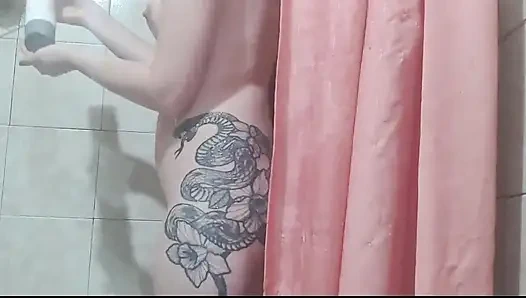 Aku lagi asik mandi dan cukur bulu jembutku