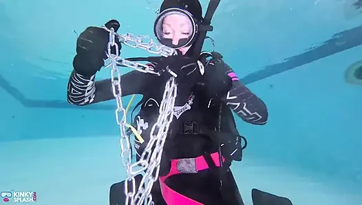 Unterwasser-Tauchsklaventraining - dominiert in chains & wetsuit Edging
