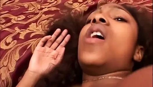 Memek berbulu pantat besar bermain dildo