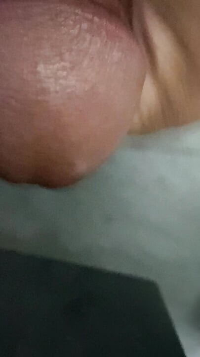 In the bathroom, there was a cock that was getting an erection, only knowing how to endure it, not having to do it