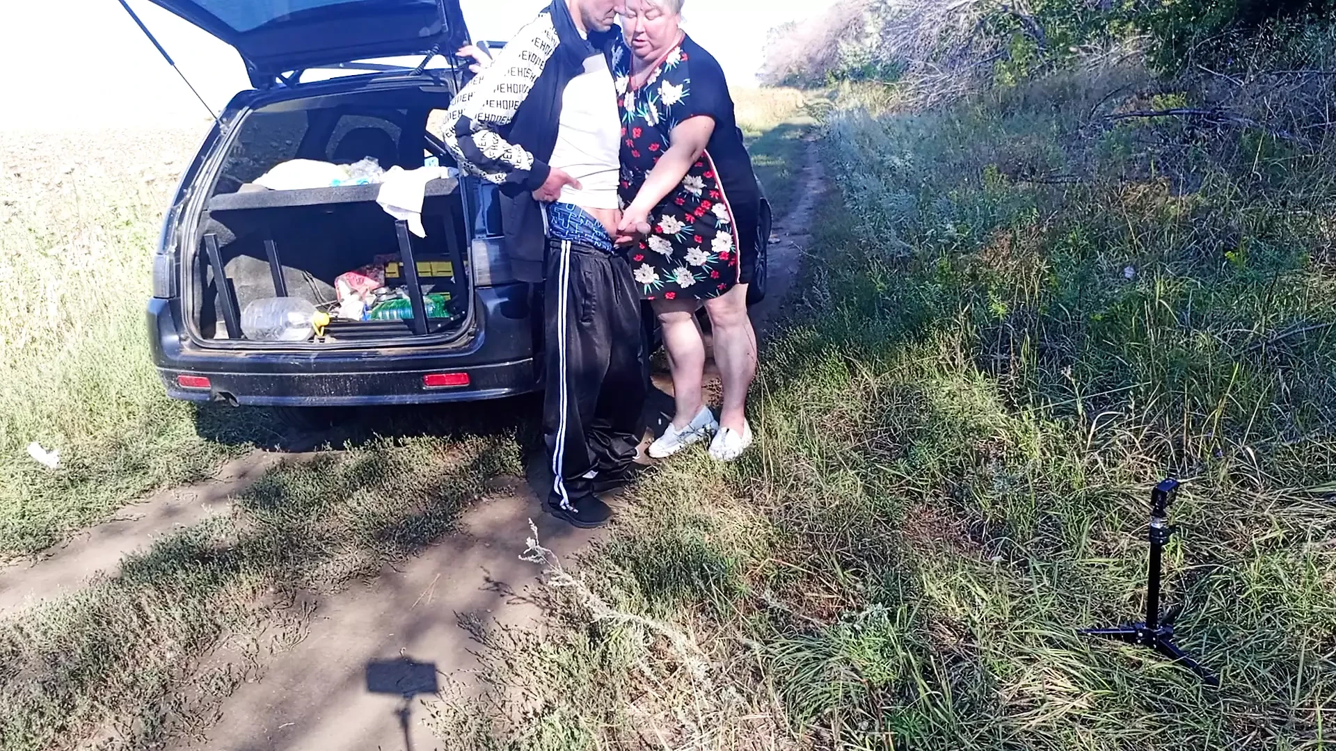 继母在我撒尿时拿着我的鸡巴，然后在公共场合口交