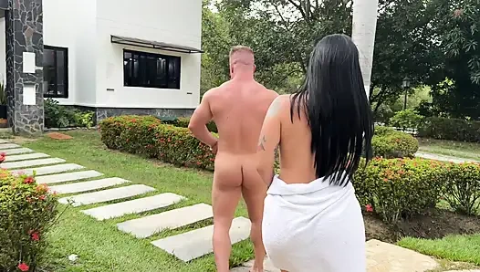 Мускулистая итальянка сопровождает меня и трахает меня в бассейне, пока его друг мастурбирует, наблюдая за нами